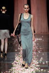 Desfile de Est. 1995 Benedikte Utzon Wardrobe — Copenhagen Fashion Week SS14 (looks: calcetines cueros, zapatos de tacón negros, maxi vestido gris, bolso negro)