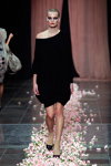 Desfile de Est. 1995 Benedikte Utzon Wardrobe — Copenhagen Fashion Week SS14 (looks: calcetines cueros, zapatos de tacón negros, vestido negro)