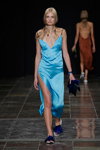 Показ Freya Dalsjø — Copenhagen Fashion Week SS14 (наряды и образы: голубое платье с декольте с разрезом)