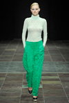 Desfile de Gaia — Copenhagen Fashion Week AW13/14 (looks: jersey verde, pantalón verde, zapatos de tacón negros)