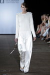 Показ Guldknappen — Copenhagen Fashion Week SS14 (наряды и образы: трикотажный белый джемпер, белые брюки, чёрно-белые туфли)