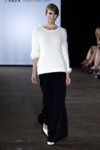 Показ Guldknappen — Copenhagen Fashion Week SS14 (наряды и образы: белый джемпер, чёрная юбка, белые туфли)