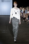 Modenschau von Guldknappen — Copenhagen Fashion Week SS14 (Looks: weißer Pullover, gestreifter schwarz-weißer Maxi Rock)