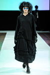 Desfile de Ivan Grundahl — Copenhagen Fashion Week AW13/14 (looks: jersey negro, falda negra, zapatos de tacón negros)