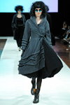 Desfile de Ivan Grundahl — Copenhagen Fashion Week AW13/14 (looks: abrigo gris, vestido negro, gafas de sol)