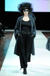 Desfile de Ivan Grundahl — Copenhagen Fashion Week AW13/14 (looks: cárdigan gris, top negro)