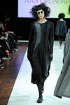 Показ Ivan Grundahl — Copenhagen Fashion Week AW13/14 (наряди й образи: чорна сукня міді)