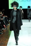 Desfile de Ivan Grundahl — Copenhagen Fashion Week AW13/14 (looks: abrigo negro, pantalón negro)