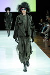 Desfile de Ivan Grundahl — Copenhagen Fashion Week AW13/14 (looks: pantalón gris, guantes negros)