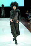 Pokaz Ivan Grundahl — Copenhagen Fashion Week AW13/14 (ubrania i obraz: spódnica kamuflażowa, rzemień czarny, okulary przeciwsłoneczne, półbuty czarne)