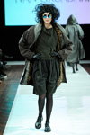Pokaz Ivan Grundahl — Copenhagen Fashion Week AW13/14 (ubrania i obraz: palto czarne, rękawiczki czarne, rajstopy czarne, półbuty czarne, spódnica czarna, okulary przeciwsłoneczne)