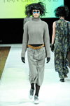 Modenschau von Ivan Grundahl — Copenhagen Fashion Week AW13/14 (Looks: grauer Pullover, grauer Rock, schwarze Handschuhe)