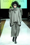 Desfile de Ivan Grundahl — Copenhagen Fashion Week AW13/14 (looks: jersey gris, falda gris)