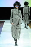 Desfile de Ivan Grundahl — Copenhagen Fashion Week AW13/14 (looks: americana gris, pantalón gris)