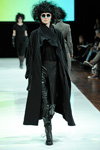 Показ Ivan Grundahl — Copenhagen Fashion Week AW13/14 (наряди й образи: чорне пальто, чорні брюки)