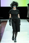 Pokaz Ivan Grundahl — Copenhagen Fashion Week AW13/14 (ubrania i obraz: sukienka czarna, rękawiczki czarne, półbuty czarne, rajstopy czarne)