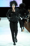 Desfile de Ivan Grundahl — Copenhagen Fashion Week AW13/14 (looks: americana negra, pantalón negro, gafas de sol)