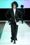 Pokaz Ivan Grundahl — Copenhagen Fashion Week AW13/14 (ubrania i obraz: skórzana kurtka biker czarna, rękawiczki czarne, okulary przeciwsłoneczne, spódnica maksi czarna, bluzka biała)