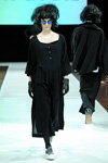 Показ Ivan Grundahl — Copenhagen Fashion Week AW13/14 (наряди й образи: чорна сукня, чорні рукавички)