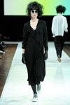 Desfile de Ivan Grundahl — Copenhagen Fashion Week AW13/14 (looks: vestido negro, guantes negros)