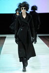 Desfile de Ivan Grundahl — Copenhagen Fashion Week AW13/14 (looks: abrigo negro, zapatos de tacón negros)