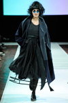 Desfile de Ivan Grundahl — Copenhagen Fashion Week AW13/14 (looks: vestido negro, gafas de sol)