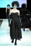 Pokaz Ivan Grundahl — Copenhagen Fashion Week AW13/14 (ubrania i obraz: sukienka czarna, długie skórzane rękawiczki czarne)