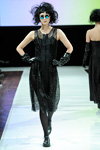 Pokaz Ivan Grundahl — Copenhagen Fashion Week AW13/14 (ubrania i obraz: suknia koktajlowa czarna, rękawiczki czarne, rajstopy czarne, półbuty czarne, okulary przeciwsłoneczne)