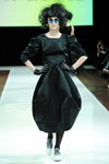 Показ Ivan Grundahl — Copenhagen Fashion Week AW13/14 (наряды и образы: чёрное платье, чёрные перчатки)