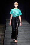 Pokaz Margrethe-Skolen — Copenhagen Fashion Week SS14 (ubrania i obraz: top turkusowy, spodnie czarne, sandały czarne)