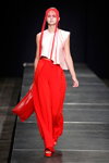 Desfile de Margrethe-Skolen — Copenhagen Fashion Week SS14 (looks: top blanco, falda roja, sandalias de tacón rojas)
