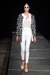 Показ Margrethe-Skolen — Copenhagen Fashion Week SS14 (наряды и образы: белый топ, белые легинсы, разноцветный жакет, солнцезащитные очки, белые босоножки)