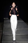 Показ Margrethe-Skolen — Copenhagen Fashion Week SS14 (наряды и образы: чёрный топ, белые брюки)