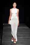 Показ Margrethe-Skolen — Copenhagen Fashion Week SS14 (наряды и образы: белое вечернее платье, белый клатч, белые туфли)