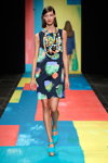 Показ Marimekko — Copenhagen Fashion Week SS14 (наряды и образы: разноцветное платье, бирюзовые туфли, разноцветные бусы)