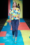 Pokaz Marimekko — Copenhagen Fashion Week SS14 (ubrania i obraz: półbuty turkusowe, top wielokolorowy, spodnie niebieskie)