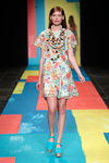 Показ Marimekko — Copenhagen Fashion Week SS14 (наряды и образы: разноцветное платье, бирюзовые туфли)