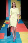 Показ Marimekko — Copenhagen Fashion Week SS14 (наряды и образы: фиолетовые туфли, желтое полосатое платье-футляр)