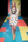 Показ Marimekko — Copenhagen Fashion Week SS14 (наряды и образы: желтые туфли, разноцветное платье, разноцветные бусы, блонд (цвет волос))
