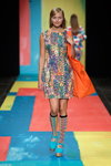 Показ Marimekko — Copenhagen Fashion Week SS14 (наряды и образы: бирюзовые туфли, разноцветное платье-футляр, полосатые разноцветные гольфы)