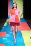 Pokaz Marimekko — Copenhagen Fashion Week SS14 (ubrania i obraz: półbuty fioletowe, top w kratę, spódnica mini wielokolorowa)