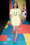 Pokaz Marimekko — Copenhagen Fashion Week SS14 (ubrania i obraz: półbuty fioletowe, sukienka żółta pasiasta)