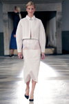 Desfile de Mark Tan — Copenhagen Fashion Week SS14 (looks: traje con falda blanco)