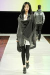 Desfile de Placed By Gideon — Copenhagen Fashion Week AW13/14 (looks: leggings negros, cárdigan gris, zapatos de tacón negros)