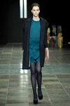 Modenschau von R II S — Copenhagen Fashion Week AW13/14 (Looks: schwarze Strumpfhose, schwarze Pumps, schwarzer Mantel, aquamarines Kleid)