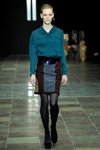 Modenschau von R II S — Copenhagen Fashion Week AW13/14 (Looks: schwarze Strumpfhose, schwarze Pumps, aquamarine Bluse)