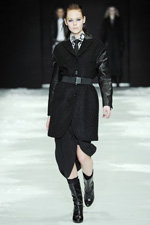 Показ Sand — Copenhagen Fashion Week AW13/14 (наряды и образы: чёрное пальто, чёрные сапоги)