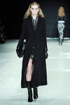 Desfile de Sand — Copenhagen Fashion Week AW13/14 (looks: abrigo negro)
