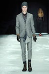 Desfile de Sand — Copenhagen Fashion Week AW13/14 (looks: traje de hombre gris, zapatos de tacón negros)