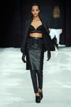 Pokaz Sand — Copenhagen Fashion Week AW13/14 (ubrania i obraz: spodnium czarne pasiaste, biustonosz czarny, pas do pończoch czarny, półbuty czarne, skórzana spódnica czarna, skórzane rękawiczki czarne)